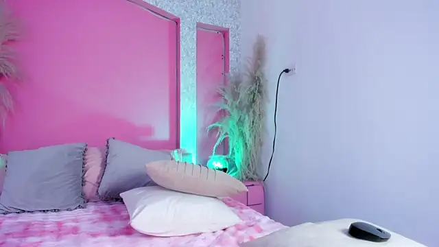 Peytonn Monroe online show from February 7, 7:50 pm