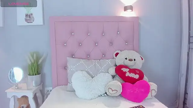 Snapshot of InnocentVibes chatting on October 7, 8:17 pm InnocentVibes online show from October 7, 8:17 pm