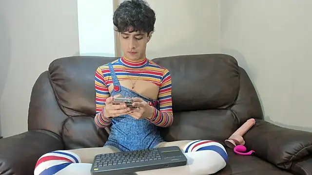 Snapshot of Xam_Collen chatting on October 31, 2:18 pm Xam Collen online show from October 31, 2:18 pm