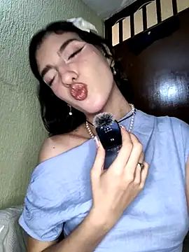 Emily-hottson online show from October 17, 4:59 am