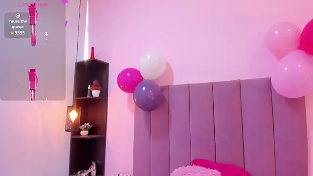 HoollyHendrix online show from November 5, 8:09 pm