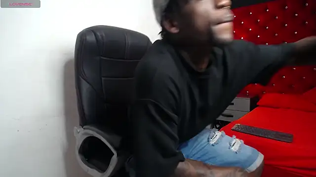 Snapshot of SkylerBigxxx chatting on October 31, 3:51 am SkylerBigxxx online show from October 31, 3:51 am