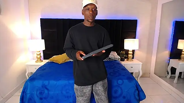 Snapshot of SkylerBigxxx chatting on April 16, 4:02 am SkylerBigxxx online show from April 16, 4:02 am