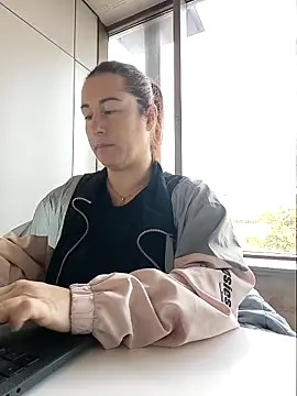 bichota85 online show from December 3, 9:40 am