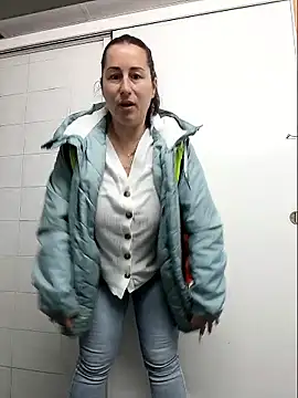 bichota85 online show from January 14, 9:15 am