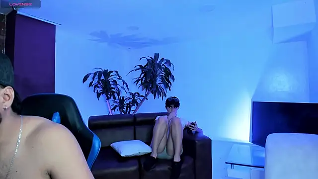 Hot Threesomee online show from September 28, 1:27 pm