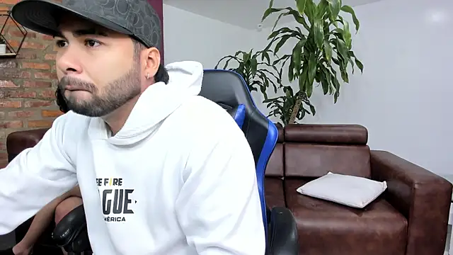 Hot Threesomee online show from October 3, 1:08 pm