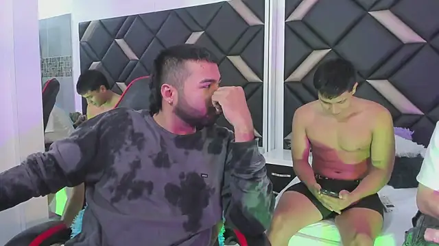 Hot Threesomee online show from November 7, 1:22 pm