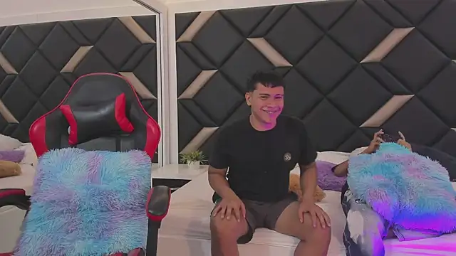 Hot Threesomee online show from November 8, 1:11 pm