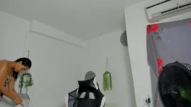 Snapshot of Dakota_x18 chatting on November 8, 8:29 pm Dakota x18 online show from November 8, 8:29 pm