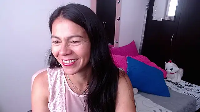 camilavargas  online show from November 17, 4:35 pm