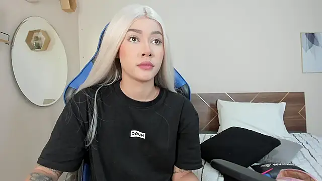 Snapshot of SofiaClarkson chatting on October 18, 1:45 pm SofiaClarkson online show from October 18, 1:45 pm