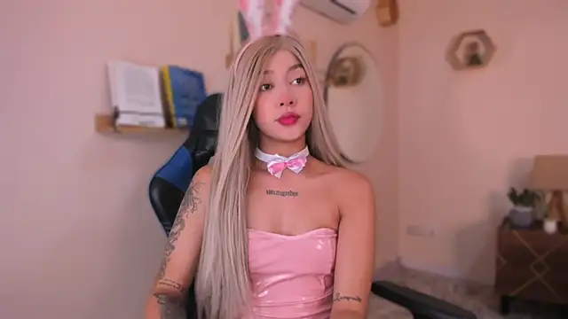 Snapshot of SofiaClarkson chatting on October 31, 12:28 pm SofiaClarkson online show from October 31, 12:28 pm