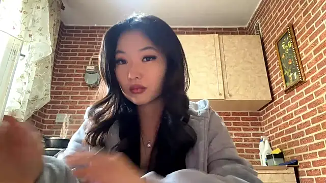 EmmaLeexth online show from April 3, 10:24 am