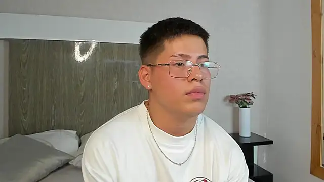 davidcruz16 online show from October 5, 2:32 am