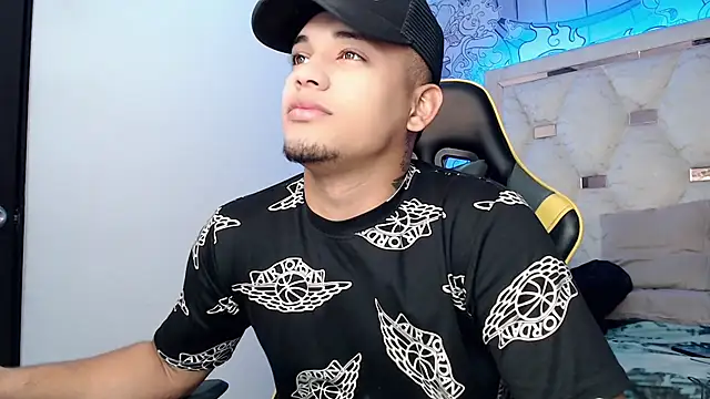 Skylerr  online show from September 23, 7:06 pm