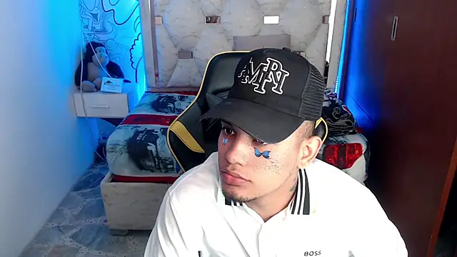 Skylerr  online show from September 26, 8:35 pm