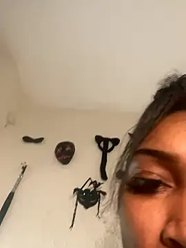 QUEENCALIMOD online show from December 2, 4:29 am