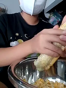 Snapshot of -Miraa- chatting on November 15, 4:21 am -Miraa- online show from November 15, 4:21 am