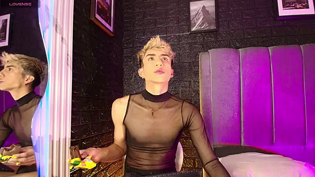 Snapshot of Erick_Velveth chatting on November 2, 9:39 pm Erick Velveth online show from November 2, 9:39 pm