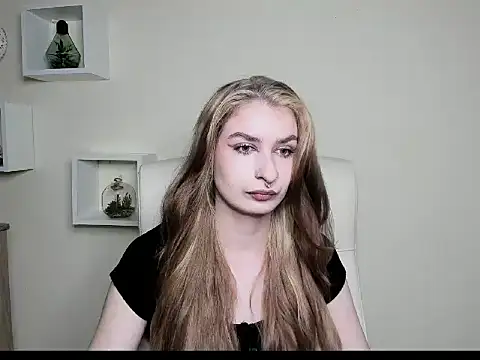 NinaBlond1 online show from October 14, 5:41 am