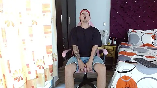 Snapshot of BooyHott_ chatting on October 24, 7:32 pm BooyHott online show from October 24, 7:32 pm