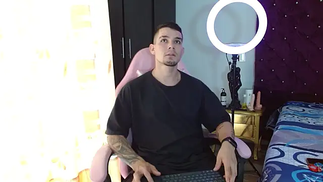 Snapshot of BooyHott_ chatting on November 4, 6:40 pm BooyHott online show from November 4, 6:40 pm