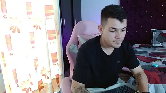 Snapshot of BooyHott_ chatting on November 21, 7:34 pm BooyHott online show from November 21, 7:34 pm