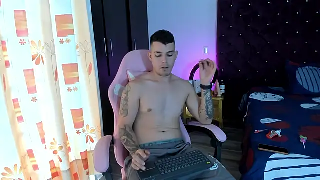 Snapshot of BooyHott_ chatting on November 23, 7:13 pm BooyHott online show from November 23, 7:13 pm