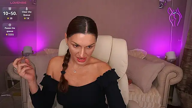 Snapshot of EllaGoldenn chatting on October 1, 8:48 pm EllaGoldenn online show from October 1, 8:48 pm