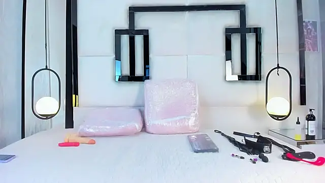 SerenaWild1 online show from October 31, 4:24 am