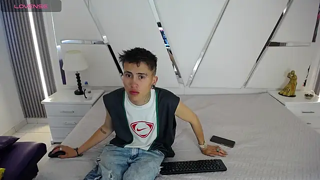 Snapshot of oblivionlove chatting on February 5, 12:43 pm oblivionlove online show from February 5, 12:43 pm