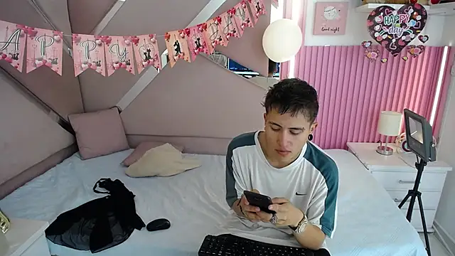 Snapshot of oblivionlove chatting on February 16, 12:45 pm oblivionlove online show from February 16, 12:45 pm