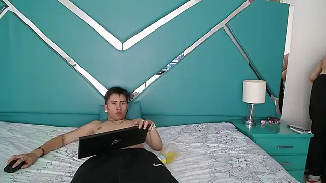 Snapshot of oblivionlove chatting on March 3, 1:50 pm oblivionlove online show from March 3, 1:50 pm