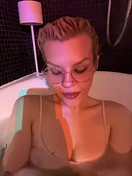 tacodeluxxxe online show from November 5, 4:18 pm