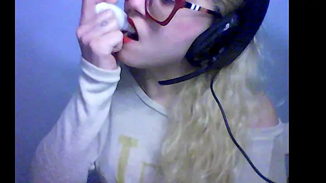 Snapshot of BlondieTami chatting on October 10, 5:01 pm BlondieTami online show from October 10, 5:01 pm