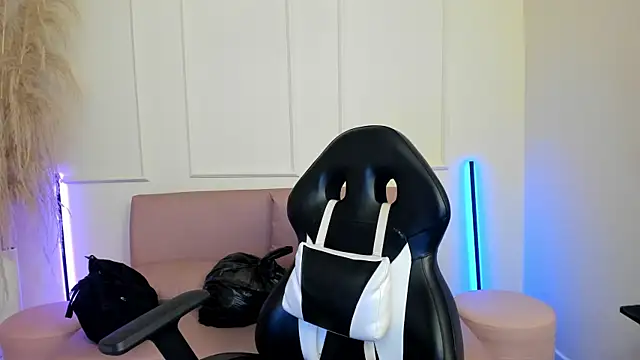 emiilyy cute online show from September 25, 12:20 pm