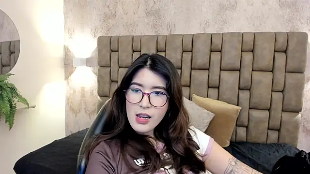 emiilyy cute online show from October 2, 12:12 pm