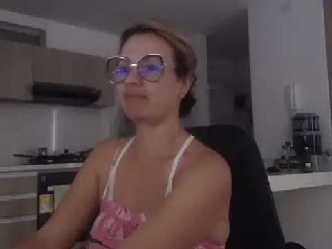 Snapshot of LovePaula chatting on December 15, 8:47 pm LovePaula online show from December 15, 8:47 pm