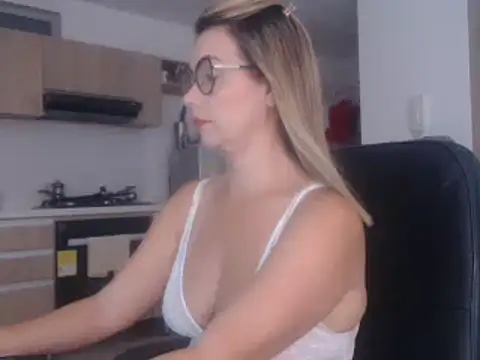 Snapshot of LovePaula chatting on February 2, 10:49 pm LovePaula online show from February 2, 10:49 pm
