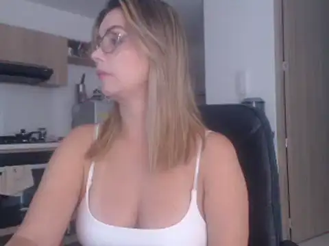Snapshot of LovePaula chatting on February 16, 9:38 pm LovePaula online show from February 16, 9:38 pm
