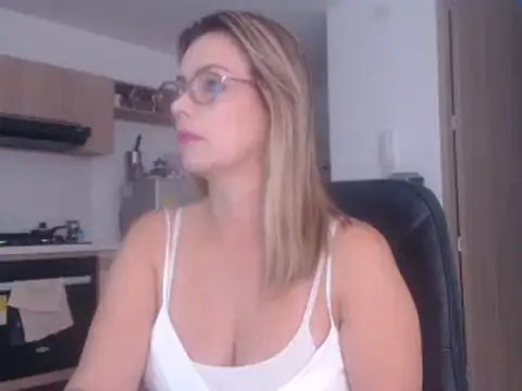Snapshot of LovePaula chatting on February 17, 12:16 pm LovePaula online show from February 17, 12:16 pm