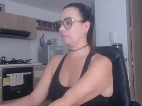 Snapshot of LovePaula chatting on February 19, 12:14 am LovePaula online show from February 19, 12:14 am