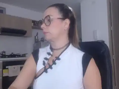 Snapshot of LovePaula chatting on February 19, 10:56 am LovePaula online show from February 19, 10:56 am