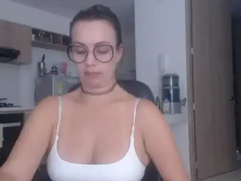 Snapshot of LovePaula chatting on February 20, 1:14 am LovePaula online show from February 20, 1:14 am