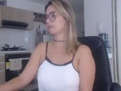 Snapshot of LovePaula chatting on February 20, 12:15 pm LovePaula online show from February 20, 12:15 pm