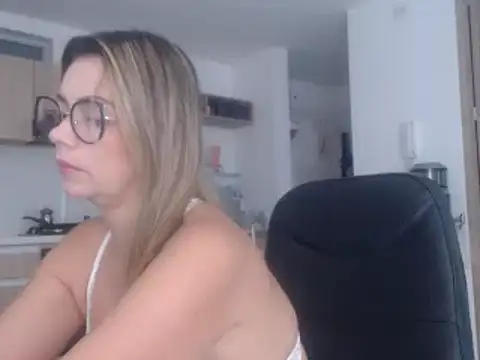 Snapshot of LovePaula chatting on February 24, 12:48 pm LovePaula online show from February 24, 12:48 pm