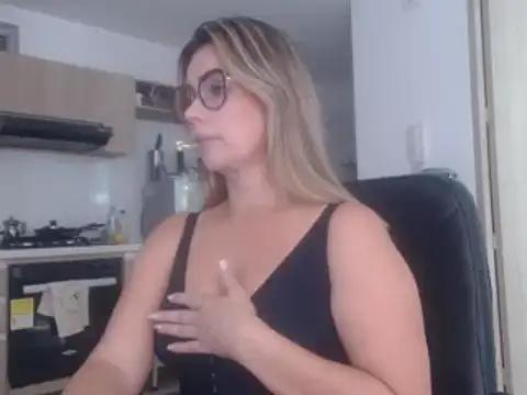 Snapshot of LovePaula chatting on March 5, 10:21 pm LovePaula online show from March 5, 10:21 pm