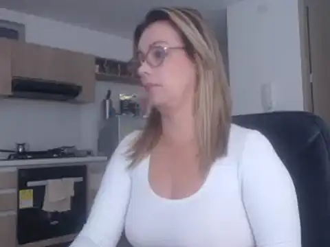 Snapshot of LovePaula chatting on March 10, 11:42 am LovePaula online show from March 10, 11:42 am