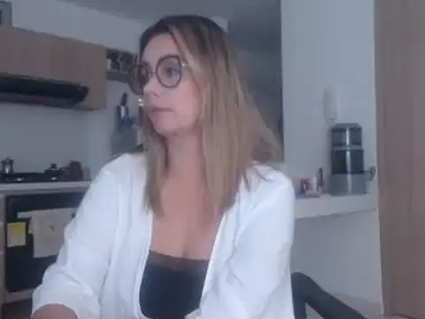 Snapshot of LovePaula chatting on March 11, 9:02 am LovePaula online show from March 11, 9:02 am